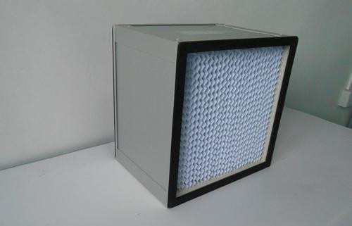 新款ULPA高效過濾器的濾芯用超細玻璃纖維濾料經打膠折疊而成，外框可選用夾層木板、鍍鋅銅板、不銹鋼板及鋁合金板，通過聚氨酯膠緊密粘接，具有質量輕、透氣量大，集塵率高達99.95-99.999%，且耐堿，耐高溫。ULPA過濾器用于電子廠、半導體、精密機械、制藥、醫院、食品等行業中對潔凈度要求交高的民用或工業潔凈廠所的末端過濾，下面由北方濾器為大家講解新款ULPA(超高效)過濾器的特點及參數
